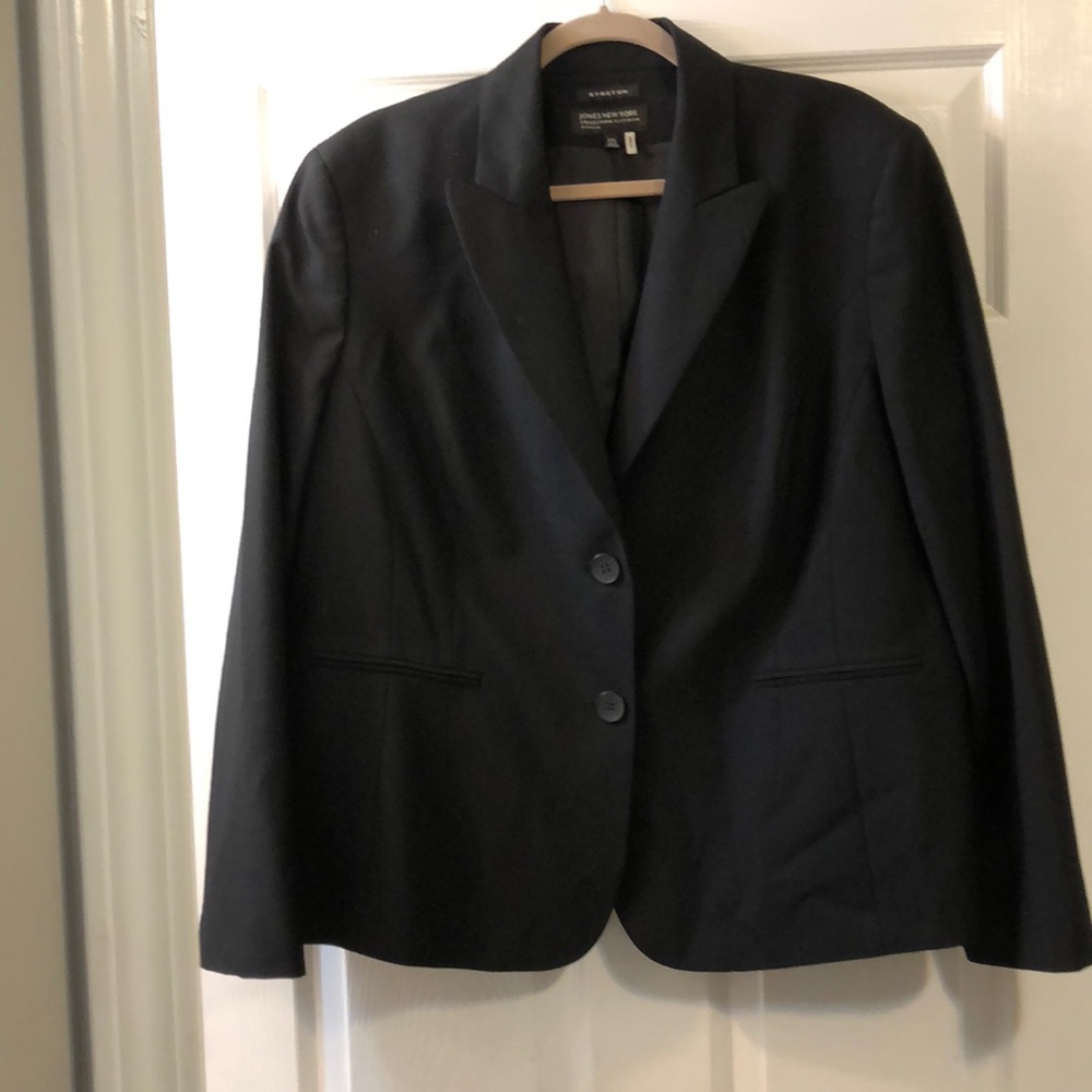 Jones New York washable black blazer!